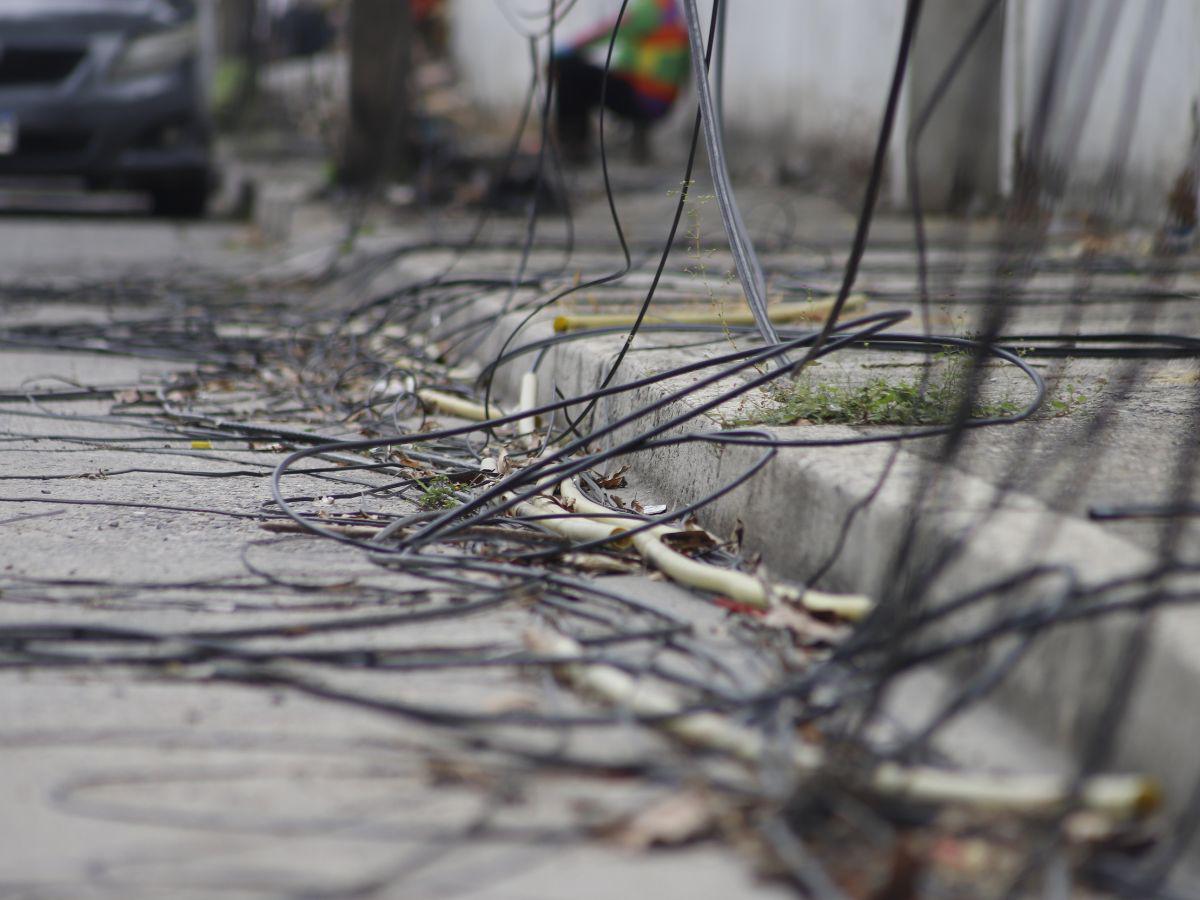 ¡Peligro!, cables caídos ponen en riesgo a los peatones en SPS