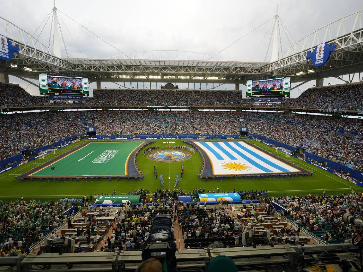 Uruguay decepciona en su debut en el Mundial, inesperado héroe y Arabia sorprende