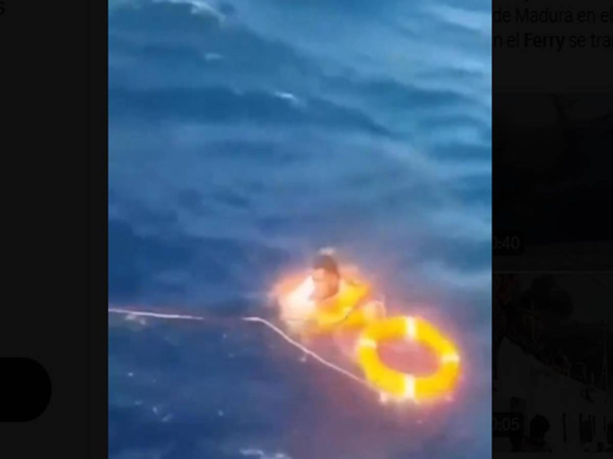 Terror en Indonesia: Pasajeros se lanzan al mar tras incendio en ferry; 5 muertos y varios desaparecidos