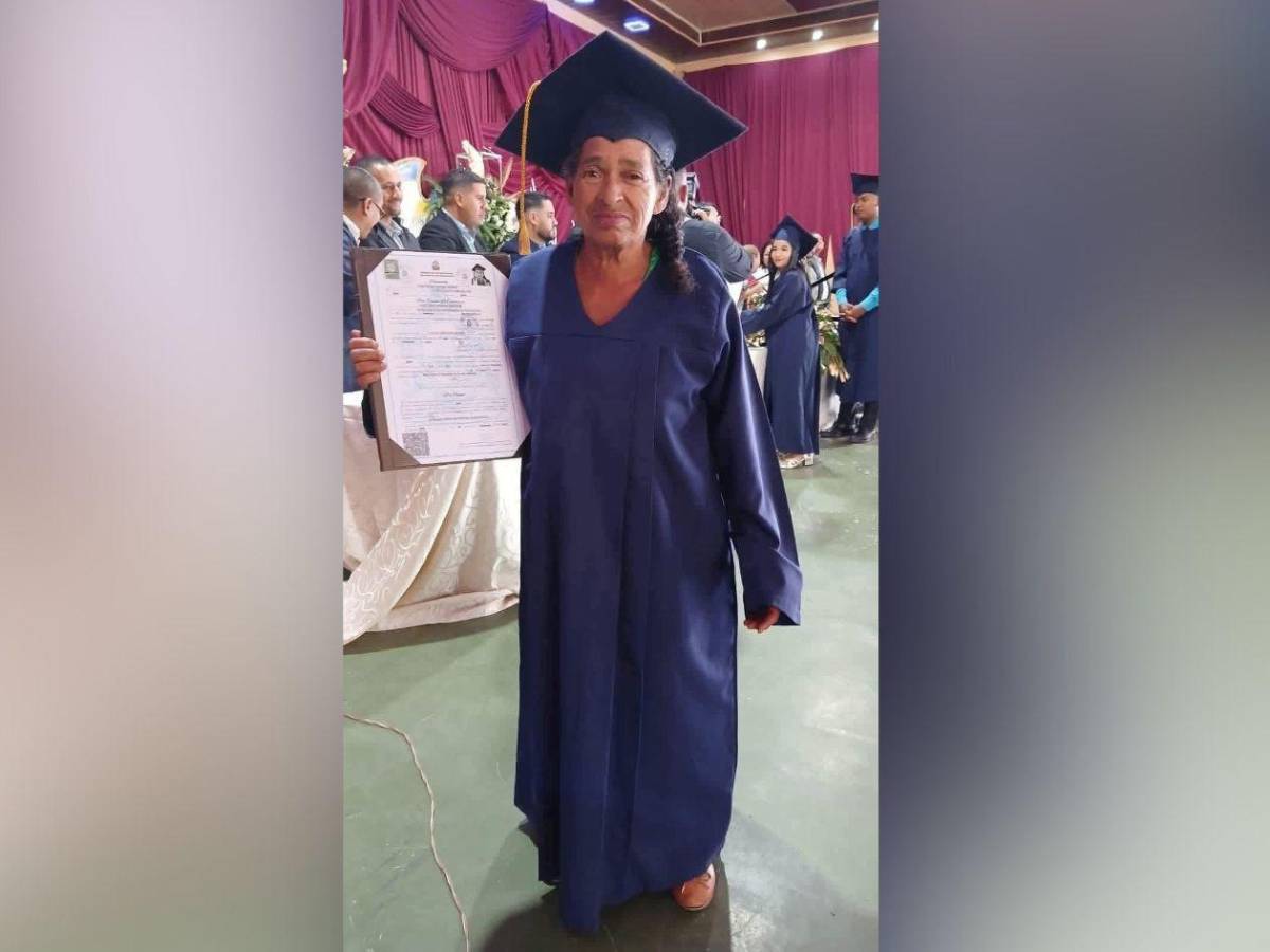Alegría en Yoro: A sus 65 años, doña Vicky cumple su sueño de graduarse