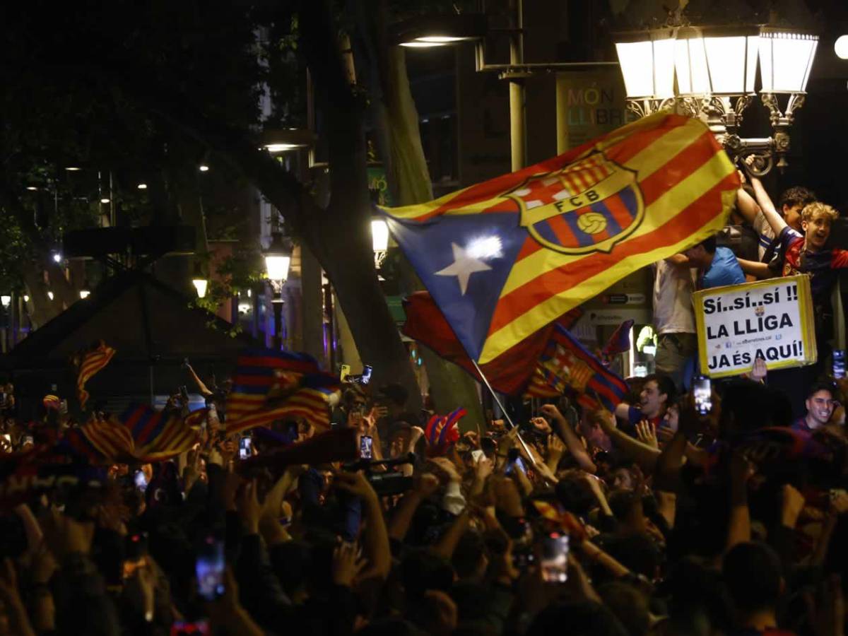 Barcelona campeón festeja, Espanyol encendió aspersores, bronca y la orden de Flick