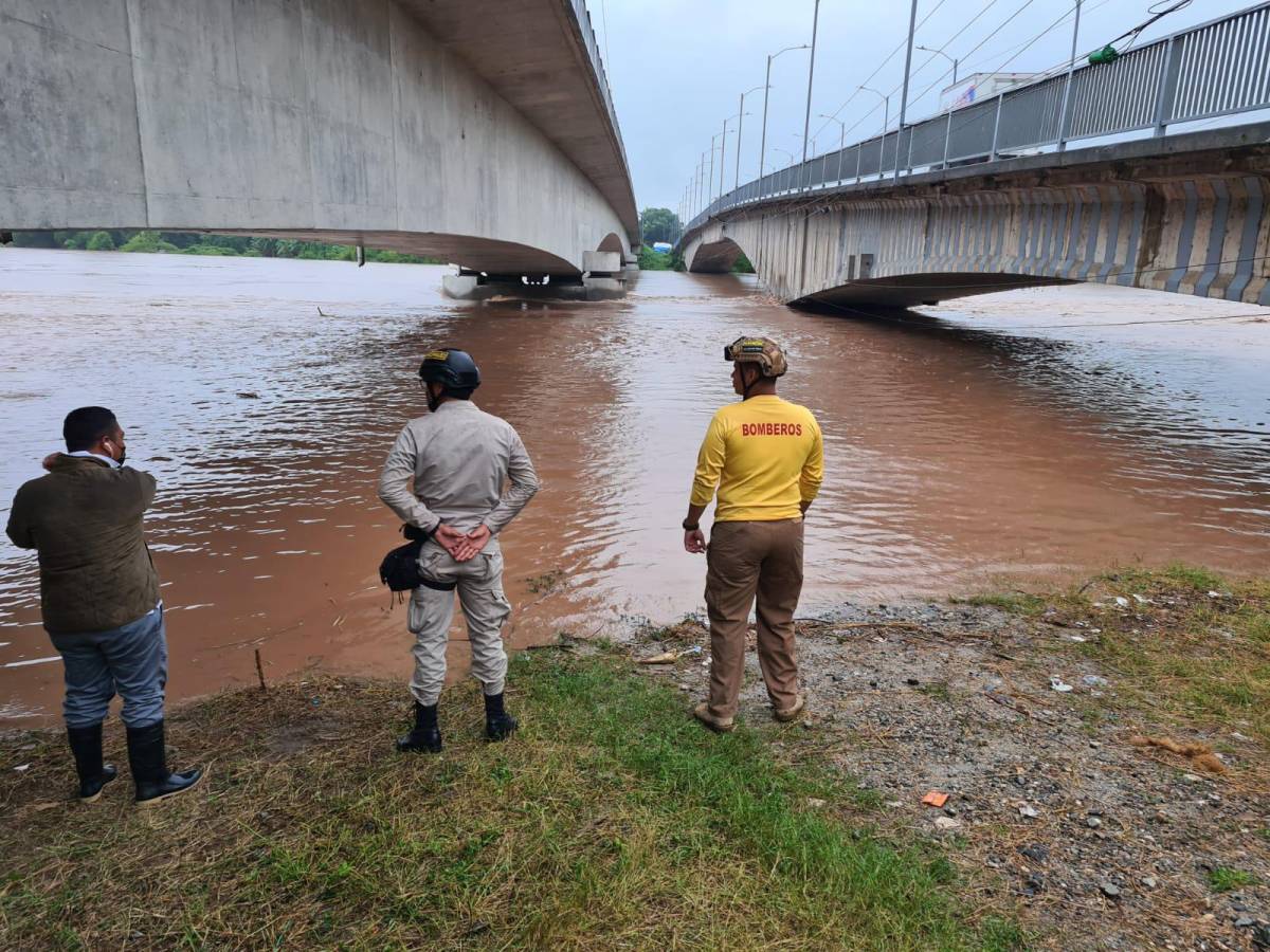 Autoridades se mantienen en alerta por la crecida del río Ulúa, que atraviesa el valle de Sula y amenaza con dejar graves inundaciones en la zona.
