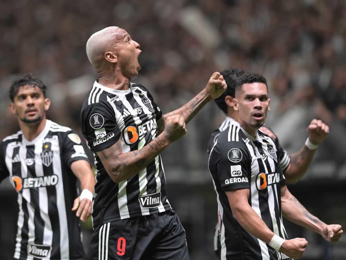 Dayverson (c) celebra uno de sus goles que aportó a la goleada por 3-0 de Atlético Mineiro a River Plate.