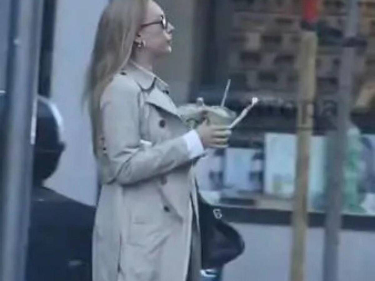 Mbappé y Ester Expósito desatan la locura: fotos del beso que confirma su romance