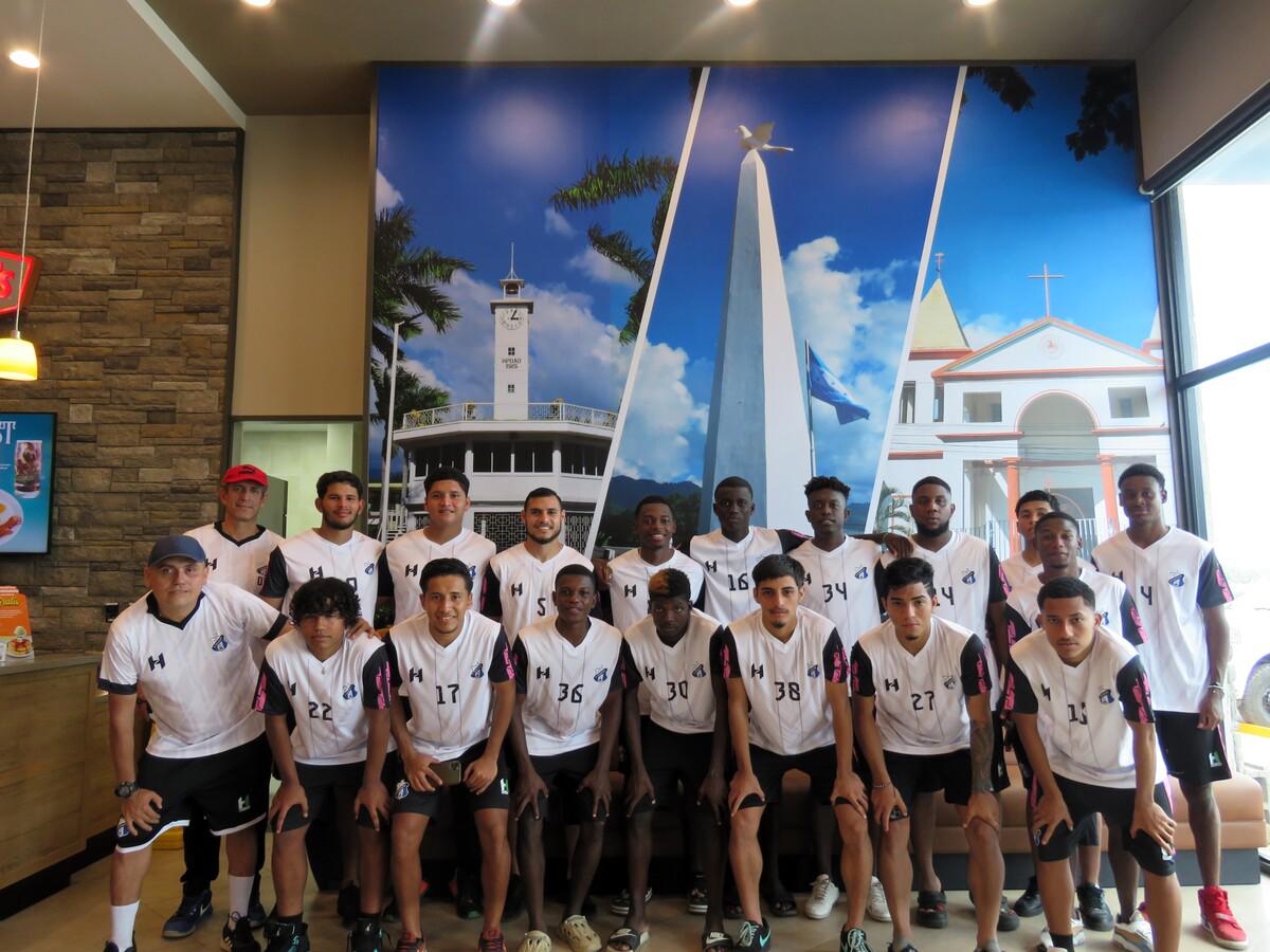 Los jugadores del Honduras Progreso asistieron a la apertura de Denny´s en El Progreso, Yoro.