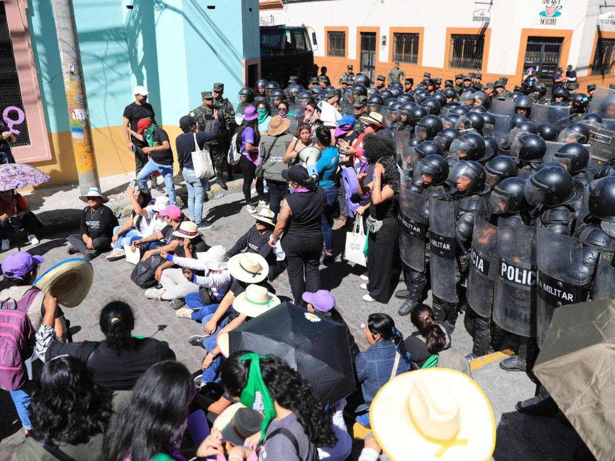 Con protesta en las calles, conmemoran el Día de la Mujer Hondureña