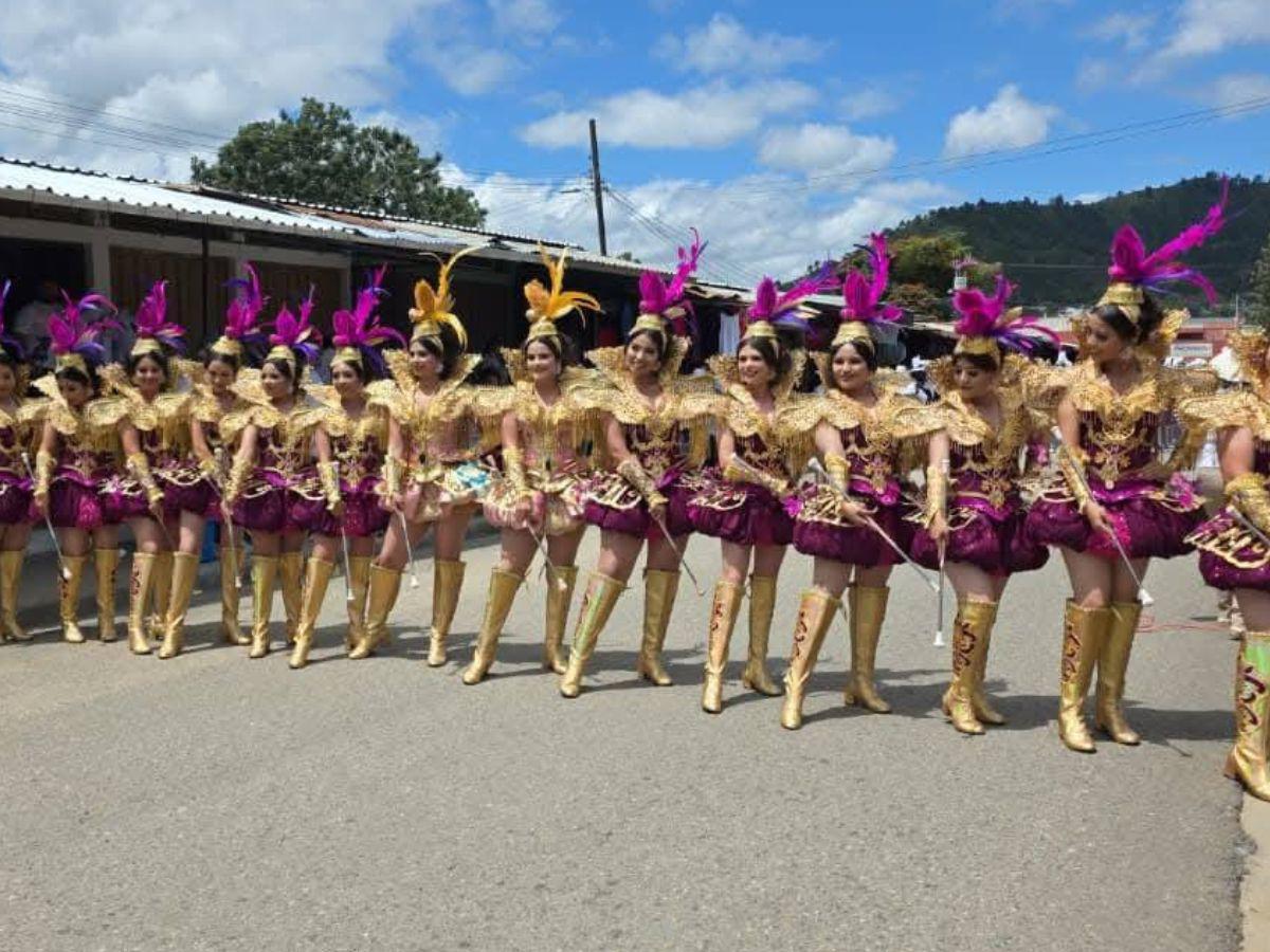 Palillonas de Danlí deslumbran con espectaculares trajes de Independencia
