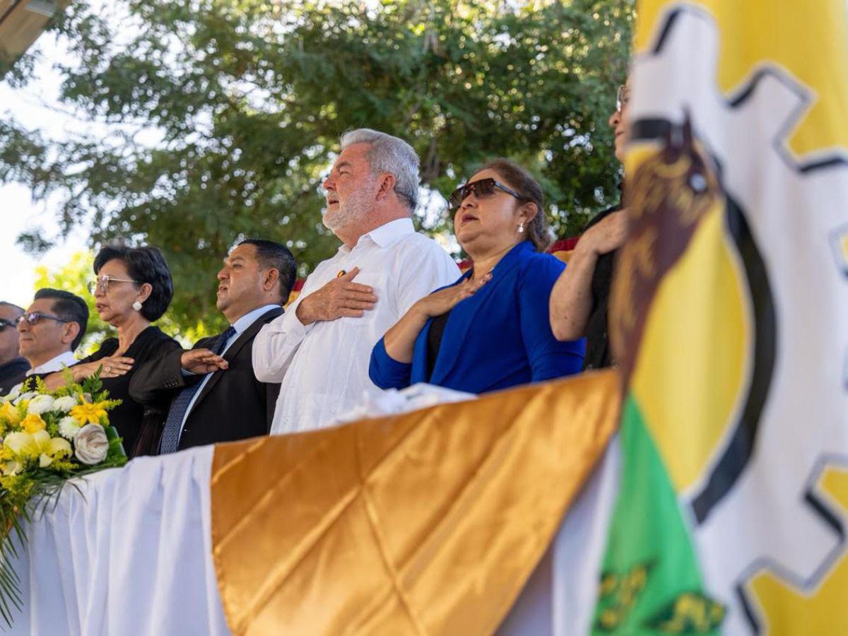 El motivador mensaje de Roberto Contreras para graduandos en Chamelecón