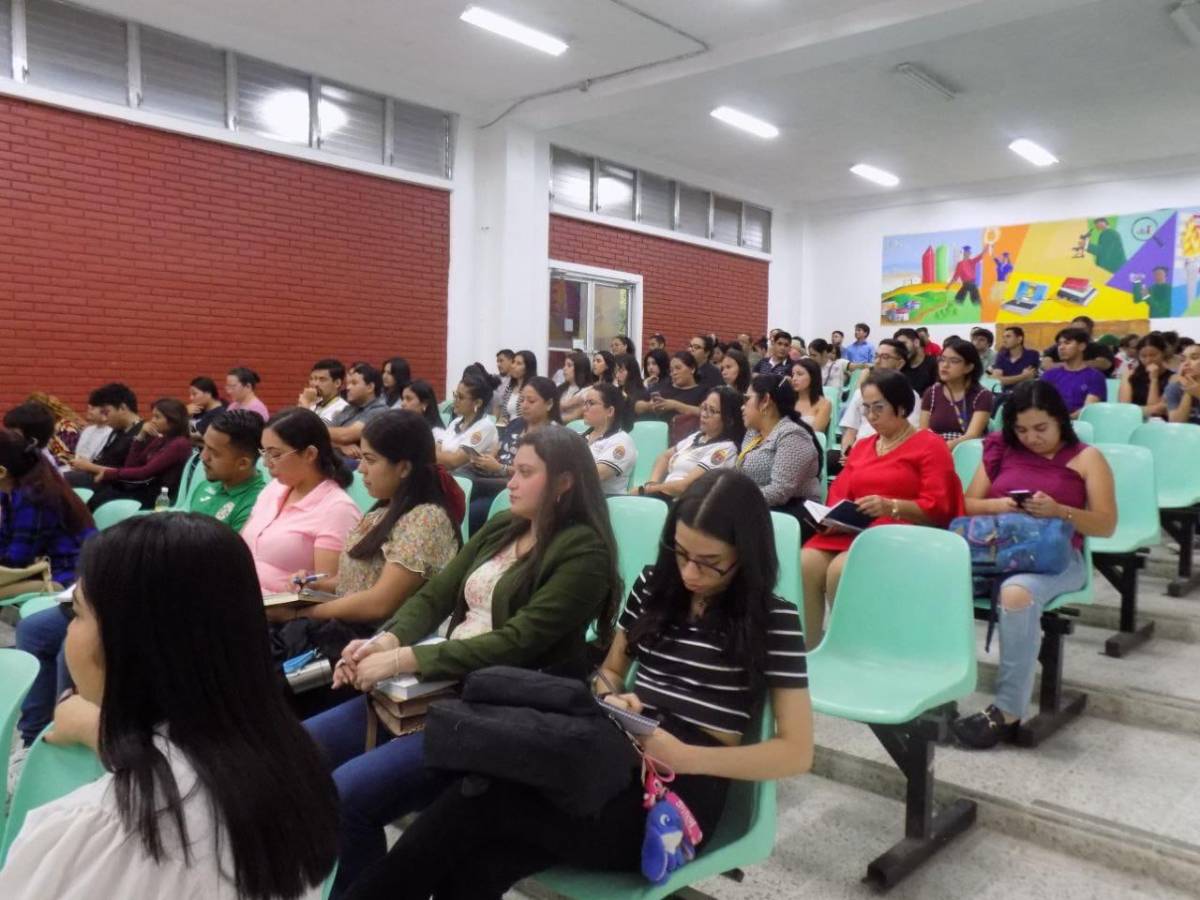 Jóvenes de diferentes carreras de la UNAH-VS asistieron al evento.