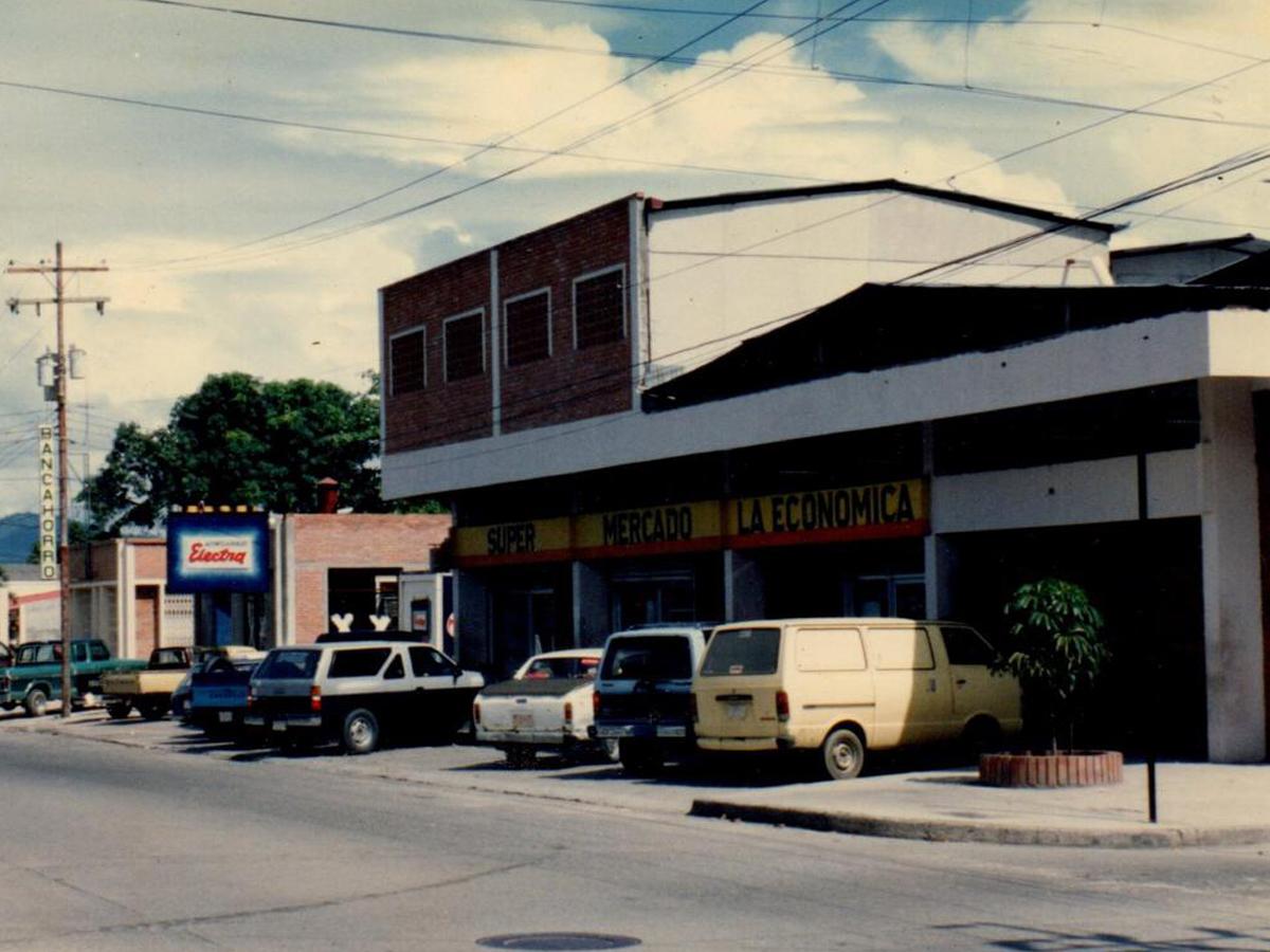 Fundado en 1963, Supermercado La Económica atendía a sus primeros clientes en un pequeño establecimiento característico de una pulpería.