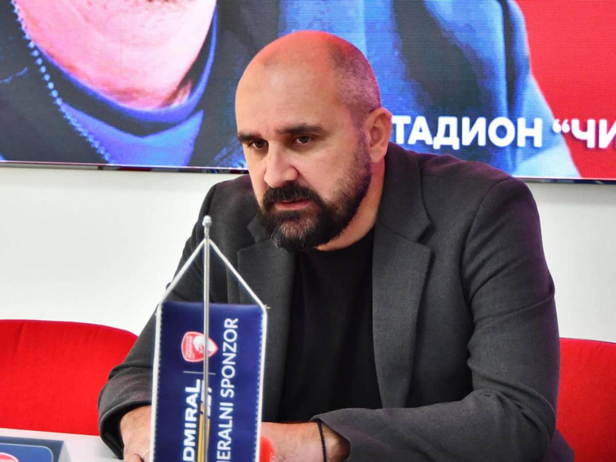 Impactante: Famoso entrenador muere en pleno partido; ¿cómo reaccionaron sus jugadores?