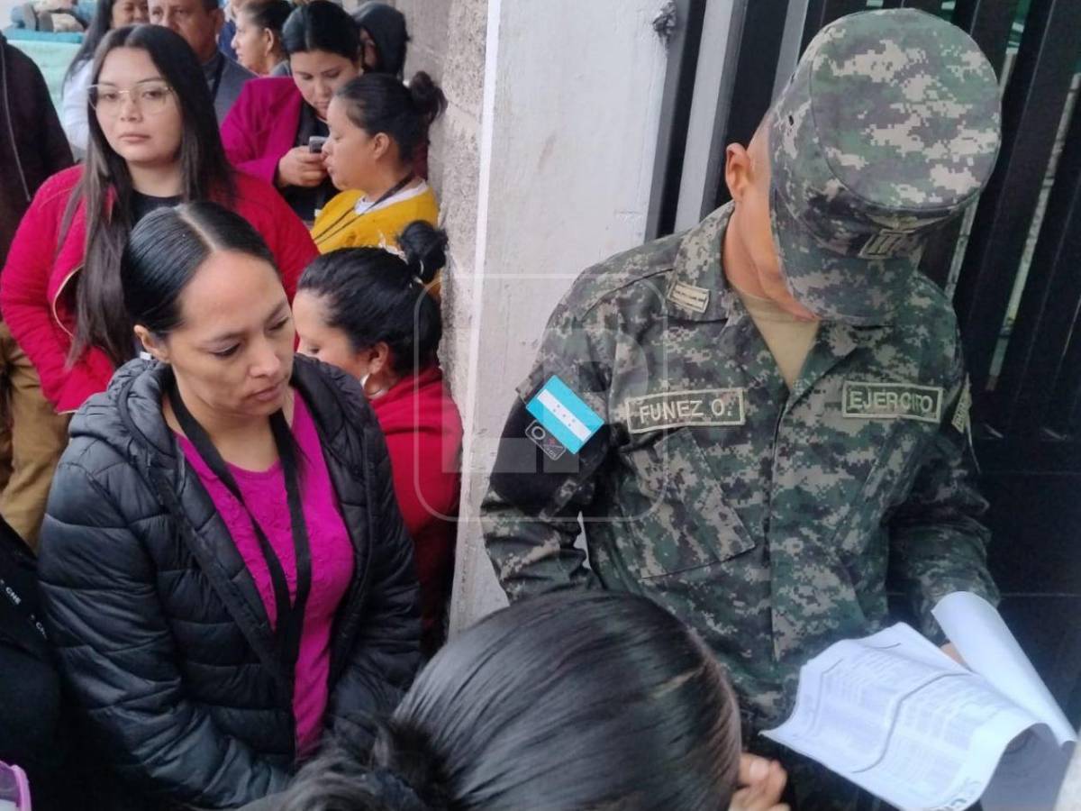 En imágenes: Así se vive la espera del escrutinio especial en los alrededores del CLE