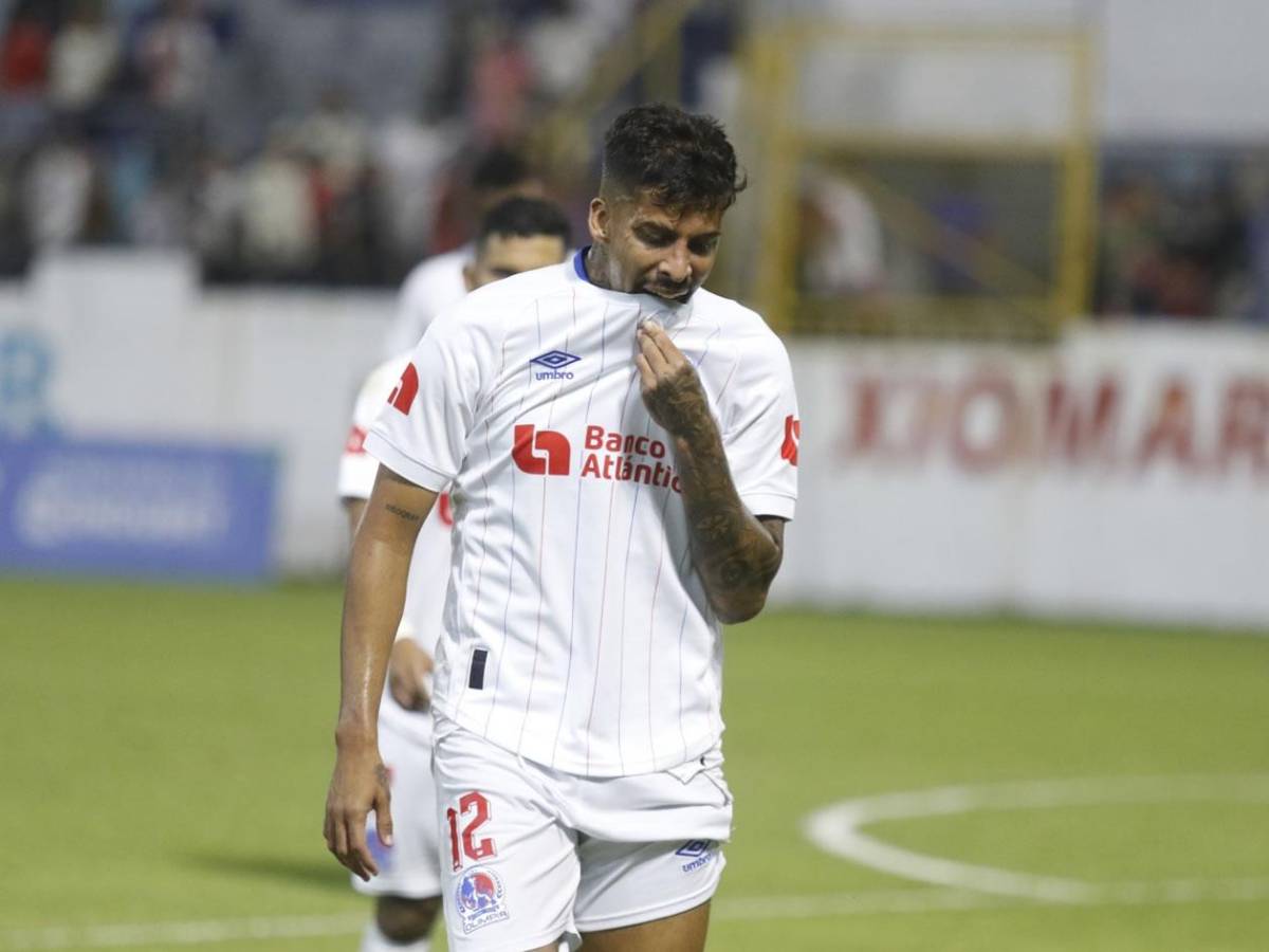 Caras largas en Olimpia, enfado de la afición con Espinel y festejo de Victoria