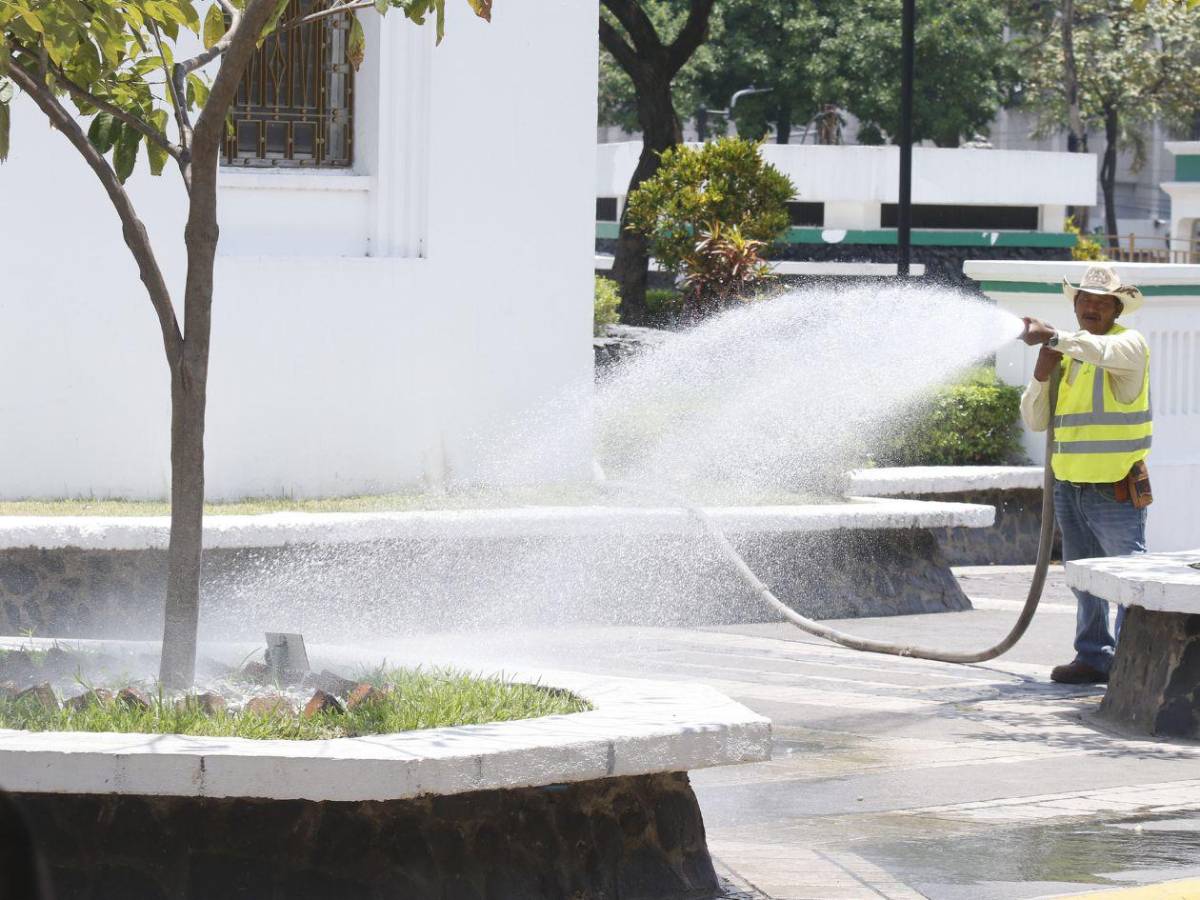No espere a tener sed: El error diario que podría causarle un golpe de calor