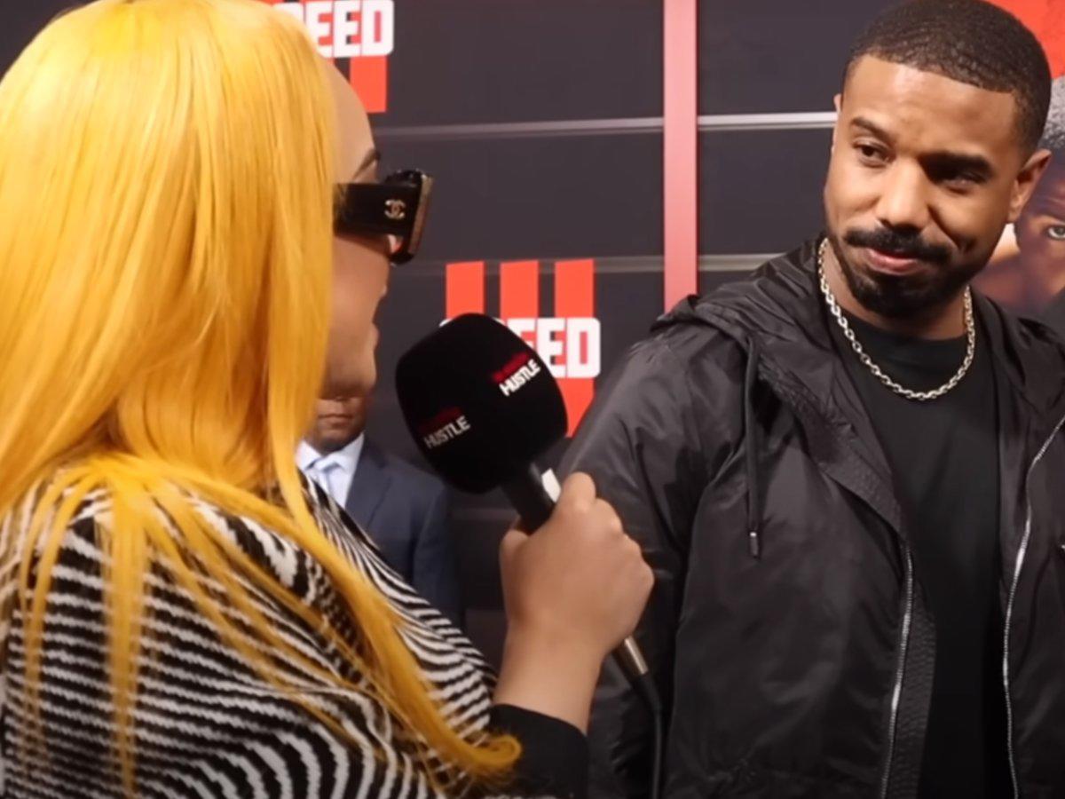 Instante en que la periodista Lore´l y ex compañera de colegio de Michael lo abordó en la alfombra roja en Newark, Nueva Jersey.