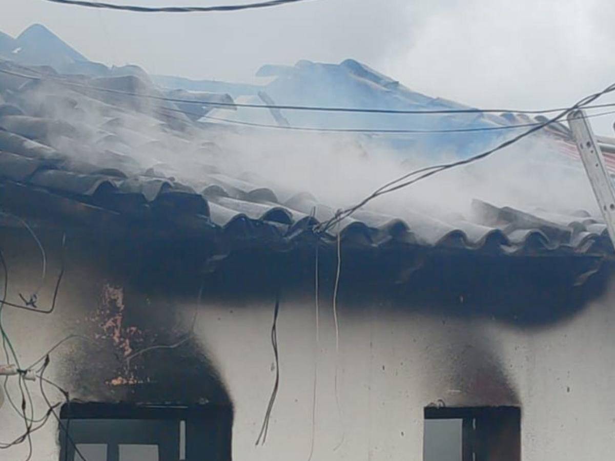 Voraz incendio consume tres viviendas en el centro de Santa Rosa de Copán