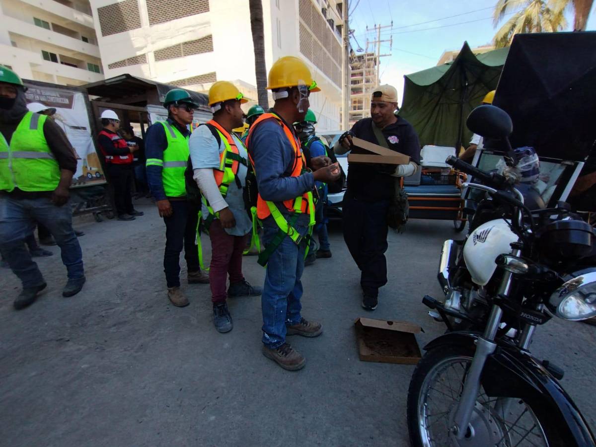 Filósofo corre a albañil por comer frente a su casa y desata ola de protestas en México