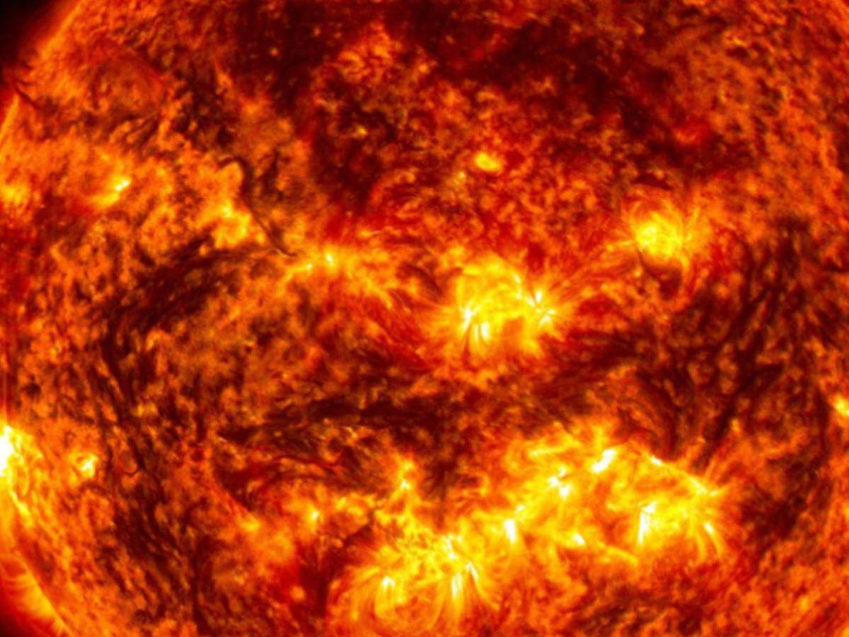 Impactante: Captan a misterioso y gigantesco objeto salir del Sol