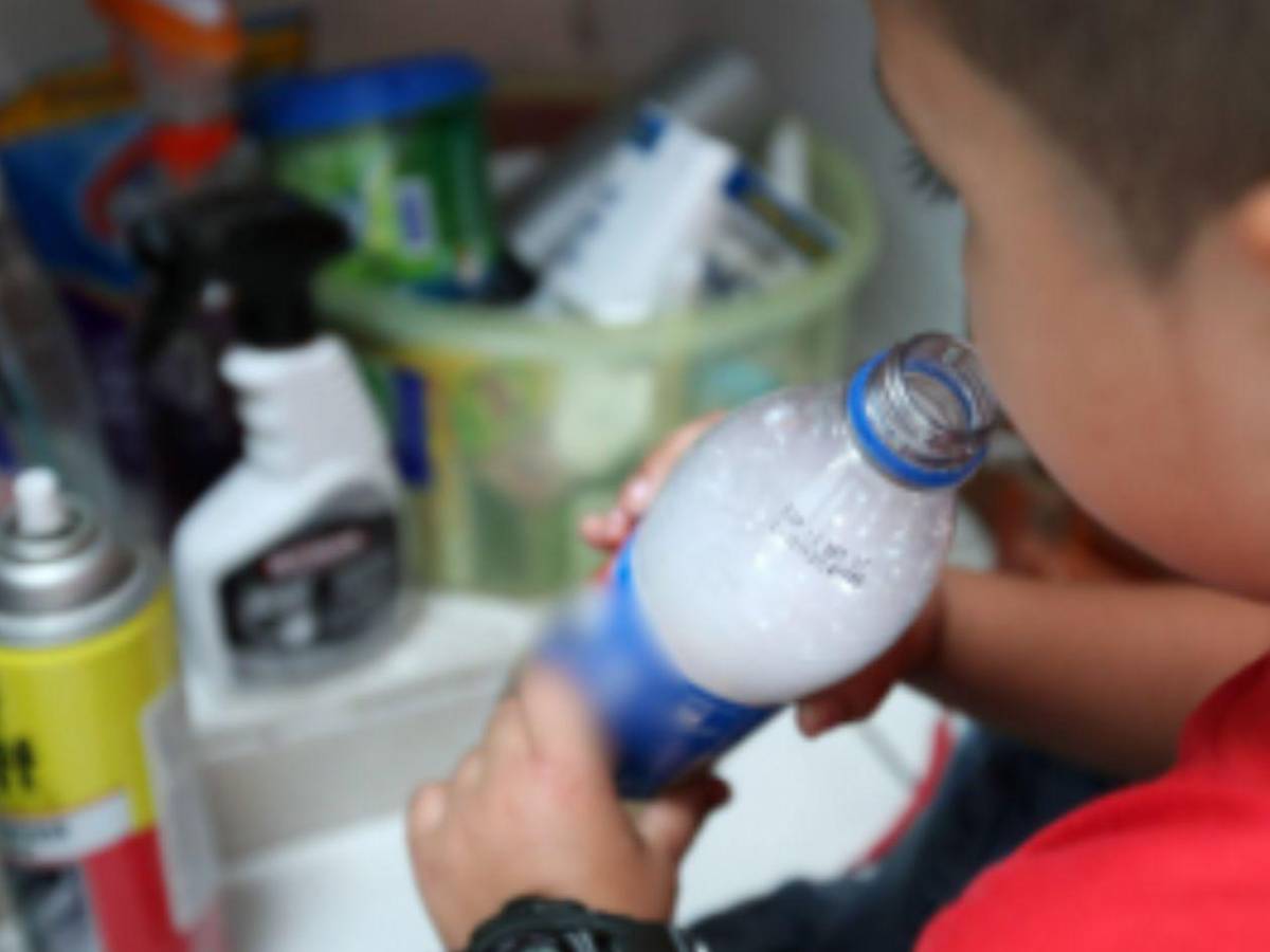 Niño cansado de que le tomaran el agua llevó cloro en su termo y dejó a compañero hospitalizado