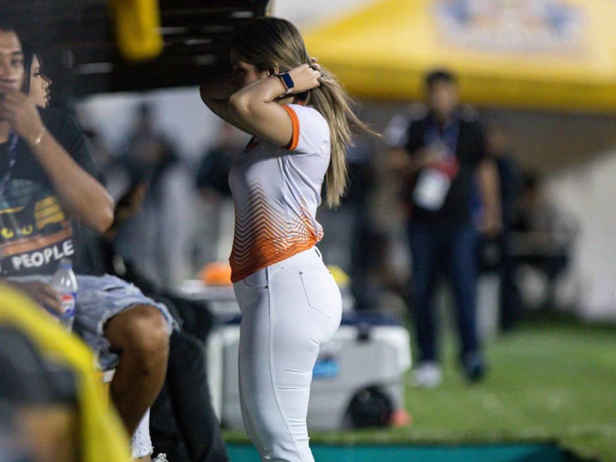 Tres mujeres enamoran y madre de reina da ejemplo en primer partido de Liga