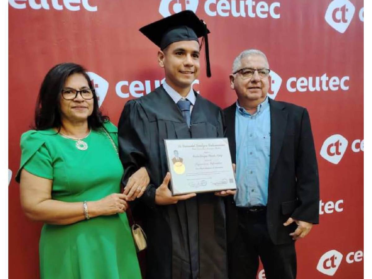 ¡Ejemplar! Futbolista de Olimpia se gradúa y recibe su título de la Universidad