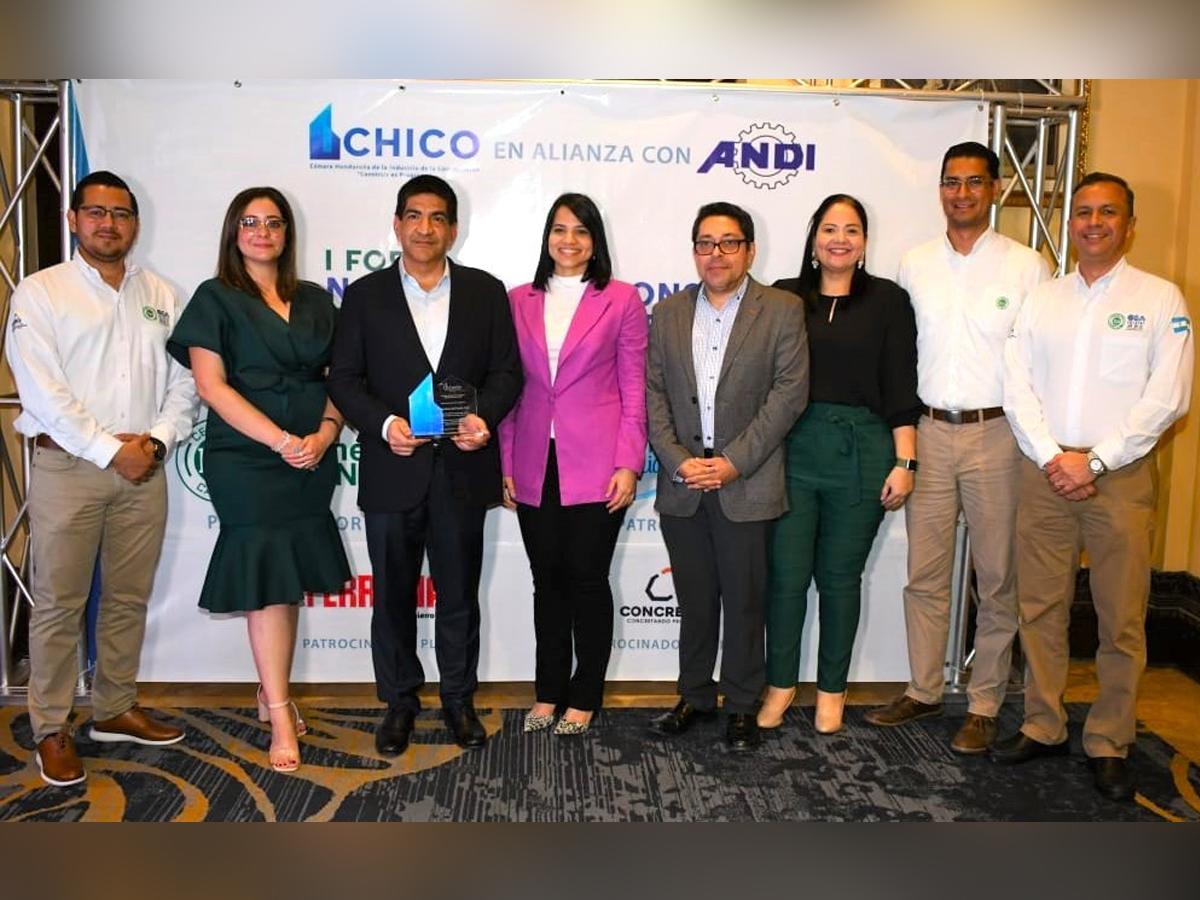Ejecutivos de Cementos del Norte S.A, patrocinador del I Foro “Normas para construir con calidad el futuro de Honduras”.