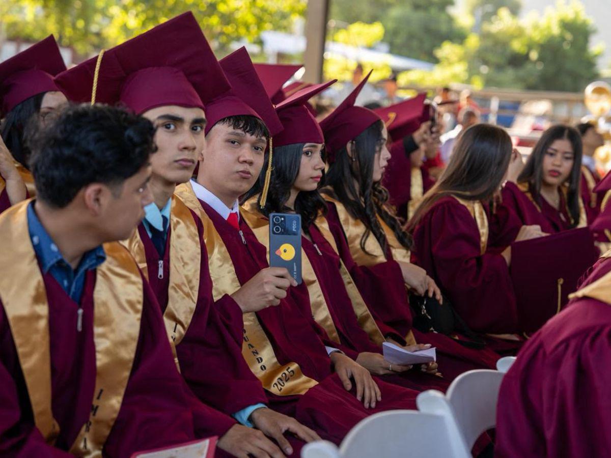 El motivador mensaje de Roberto Contreras para graduandos en Chamelecón
