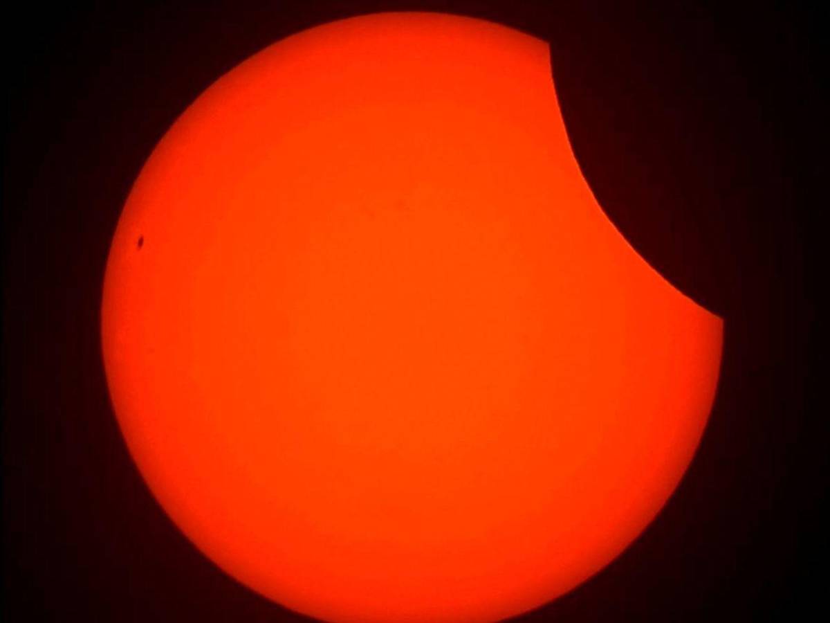 El cielo se oscurece este sábado: así se vive el eclipse solar parcial en impactantes imágenes