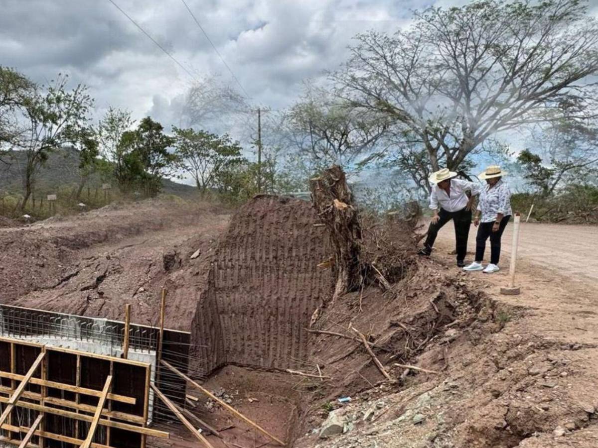 Xiomara Castro supervisa obras acompañada de Mel Zelaya en Olancho en plena Semana Santa