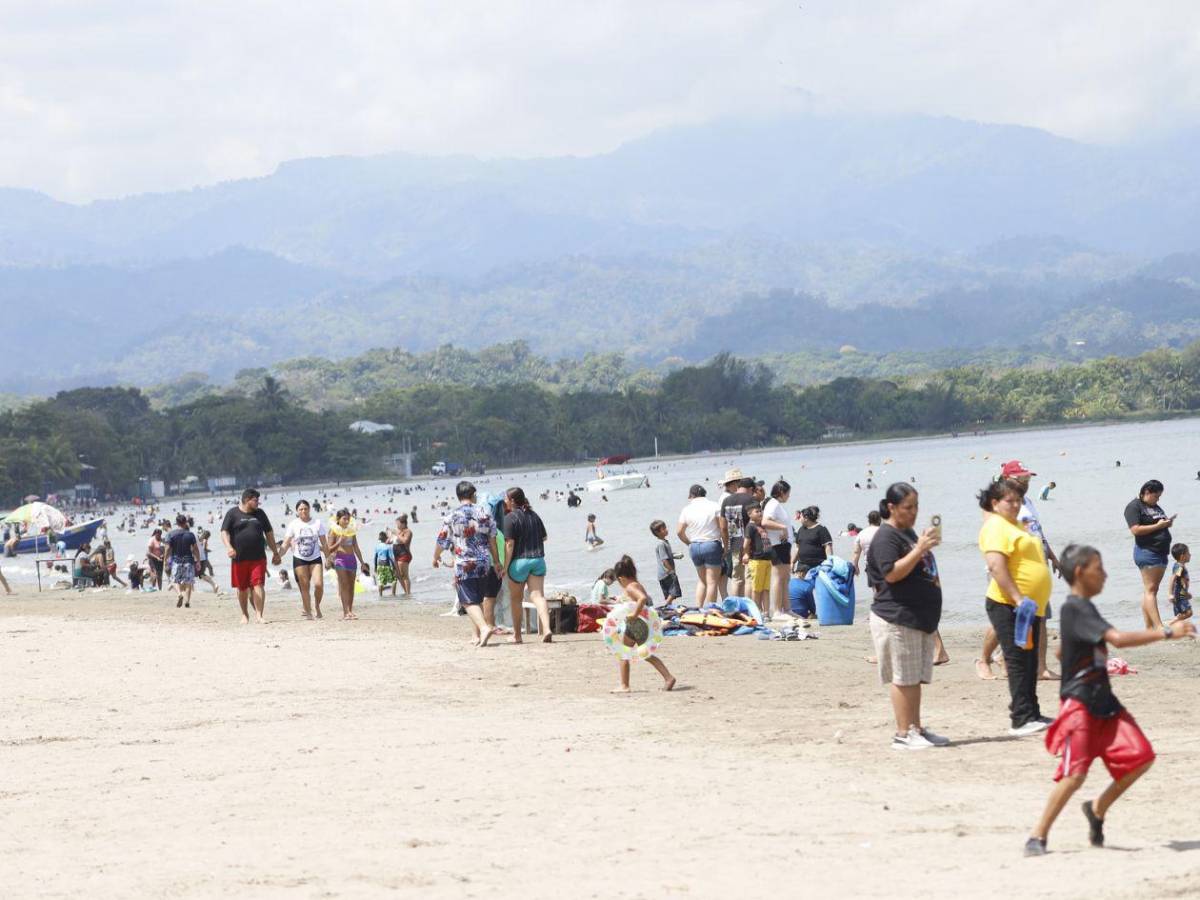 Cientos de hondureños disfrutan del Sol y la arena en las playas de Puerto Cortés