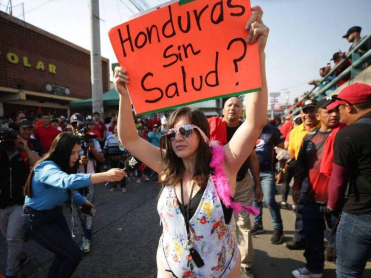 Hondureña marcha en traje de baño en el Día del Trabajador y exige justicia por las mujeres