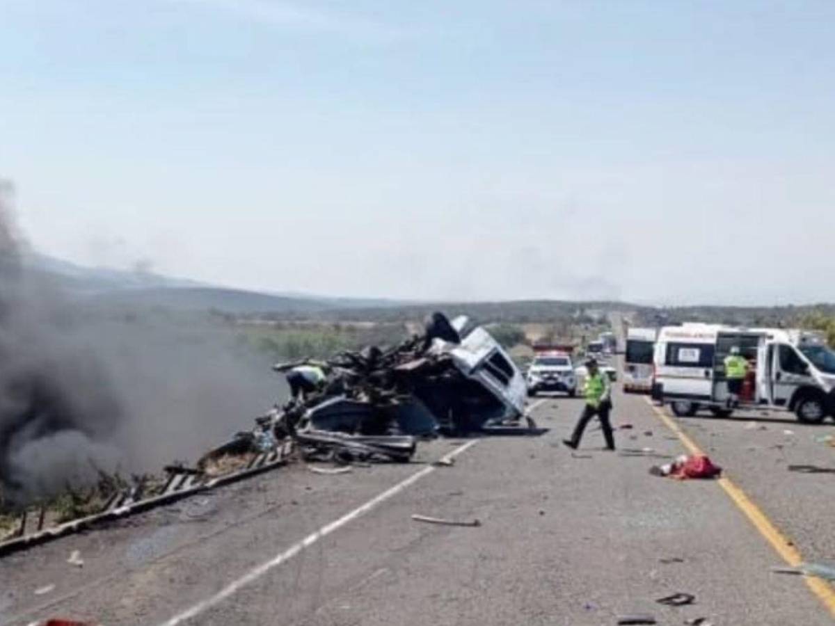 Al menos 21 muertos deja aparatoso accidente de carretera