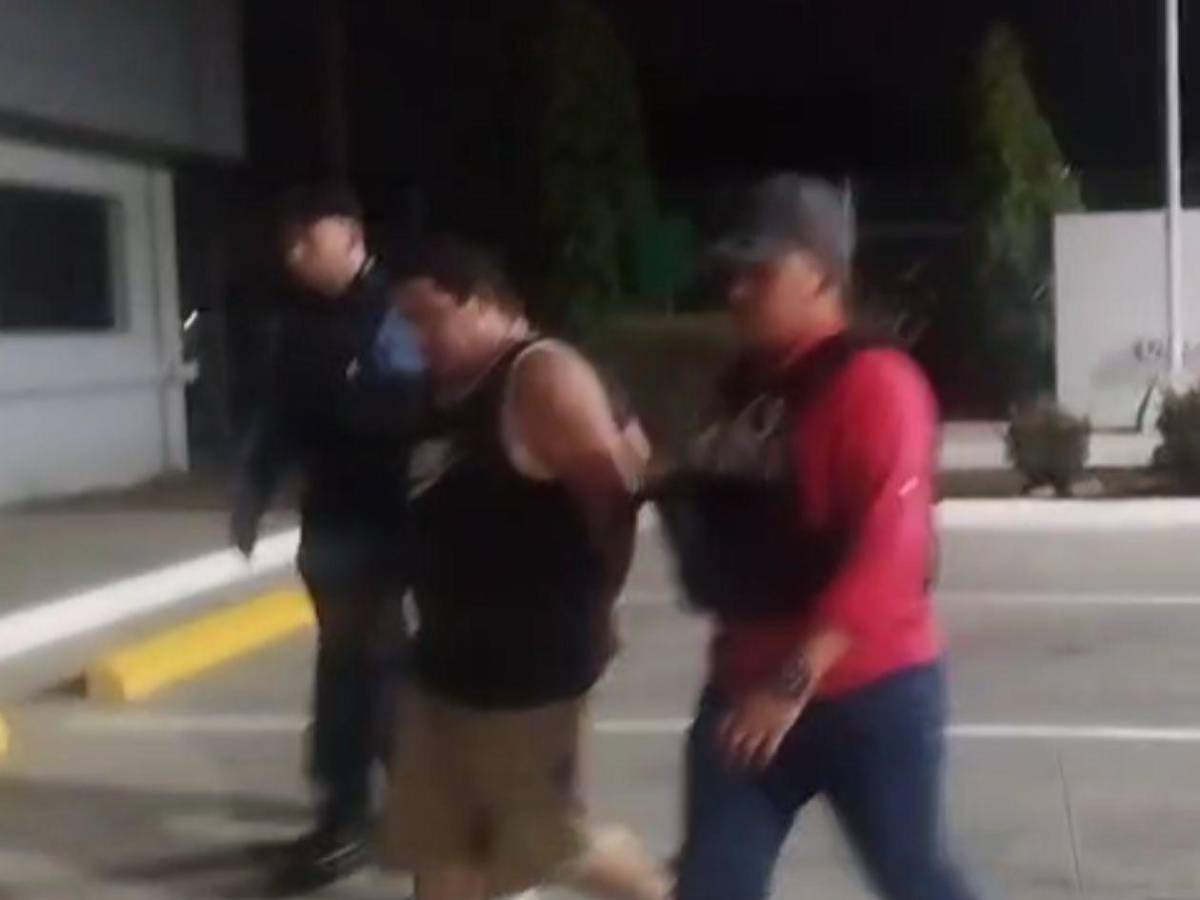 Capturan a dos hombres con camión lleno de mercadería robada de reconocido almacén