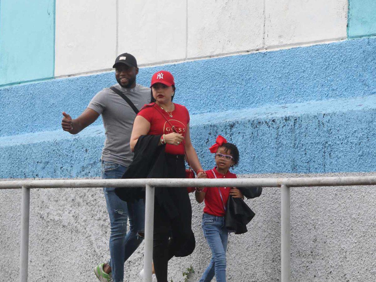 Yustin Arboleda sigue estando de baja por lesión. Llegó al estadio acompañado por su familia.