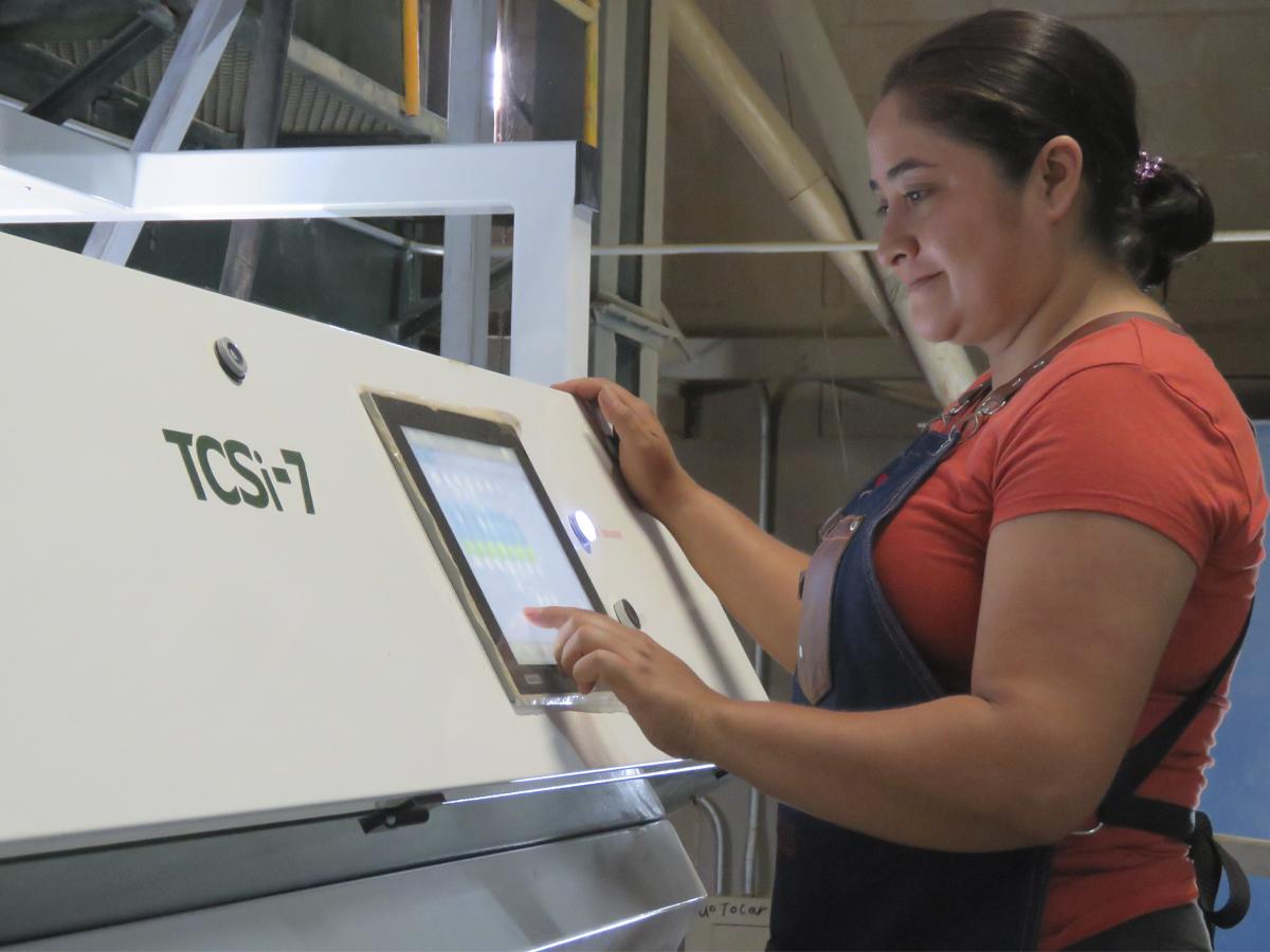 Karen Hernández, Operadora de Electrónica.