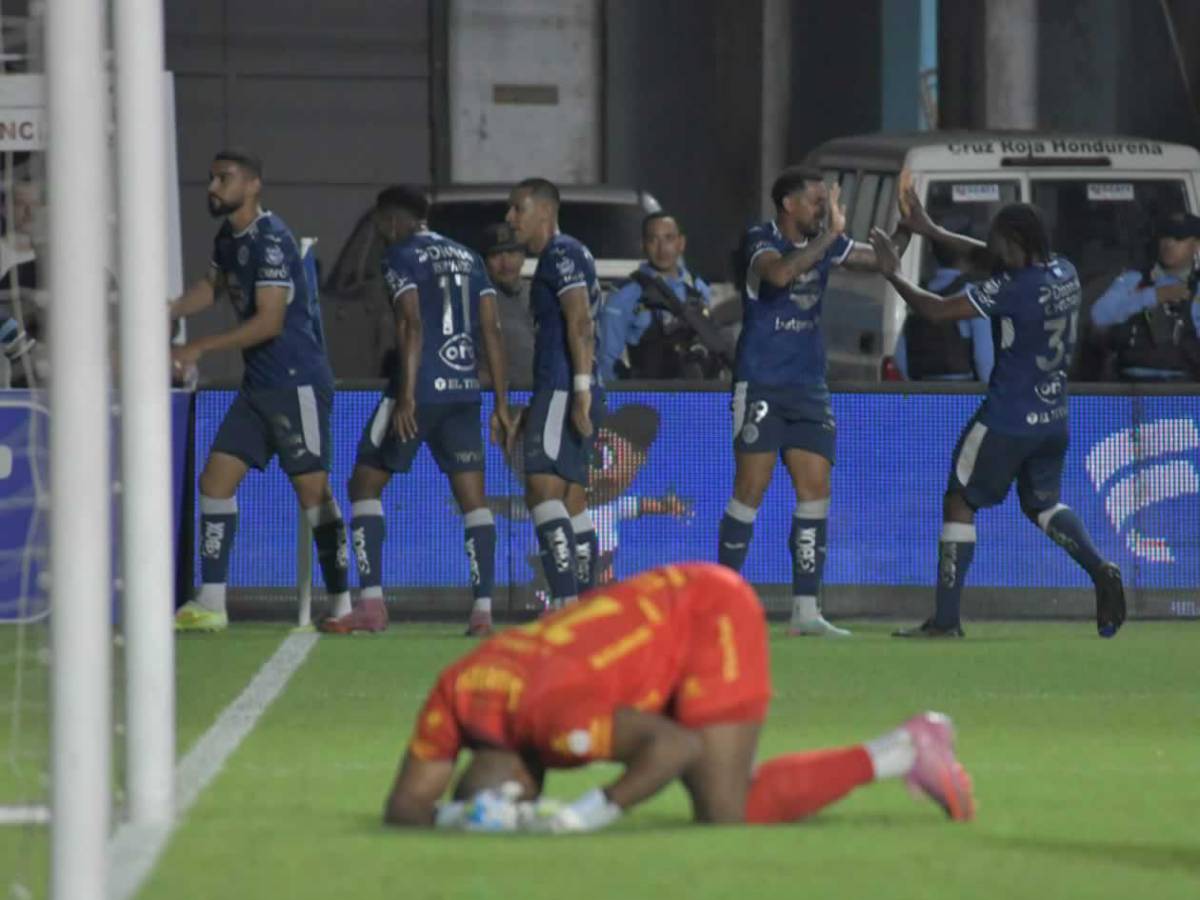 'Tota' Medina pierde la cabeza, festejo a lo Cristiano, mensaje al DT de Honduras en el Clásico y lindas chicas