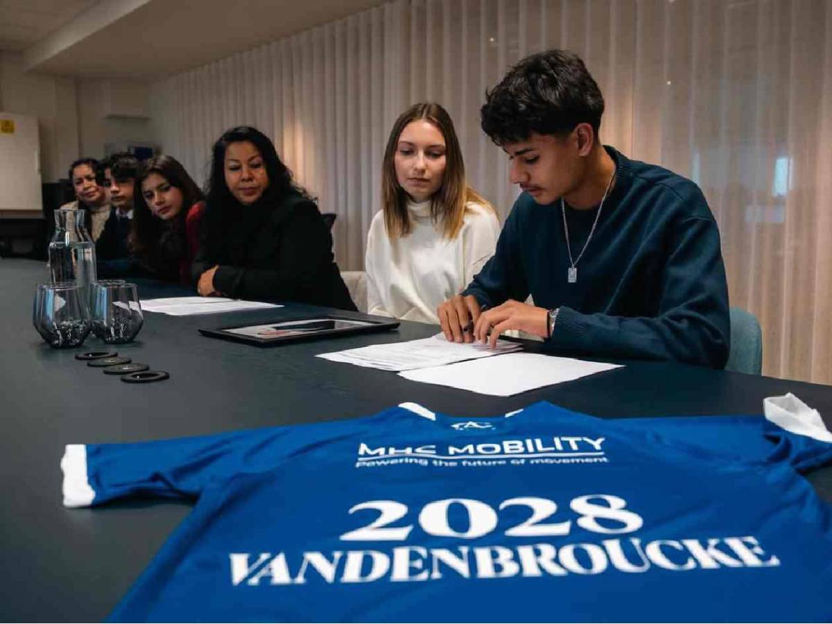 Joven de sangre hondureña con histórico club: firma primer contrato profesional