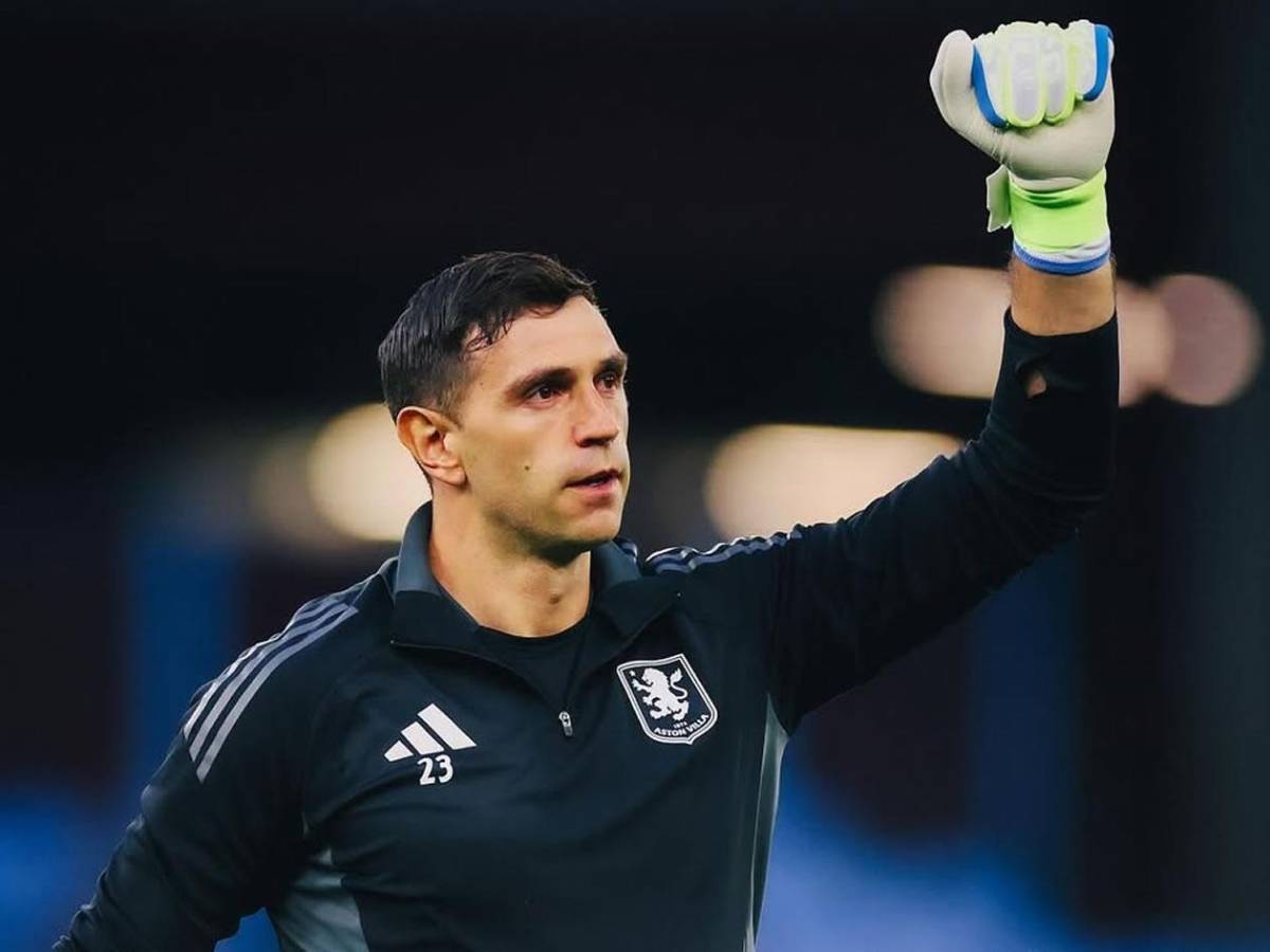 'Dibu' Martínez: los dos gigantes de Europa que pelean fichaje del portero argentino