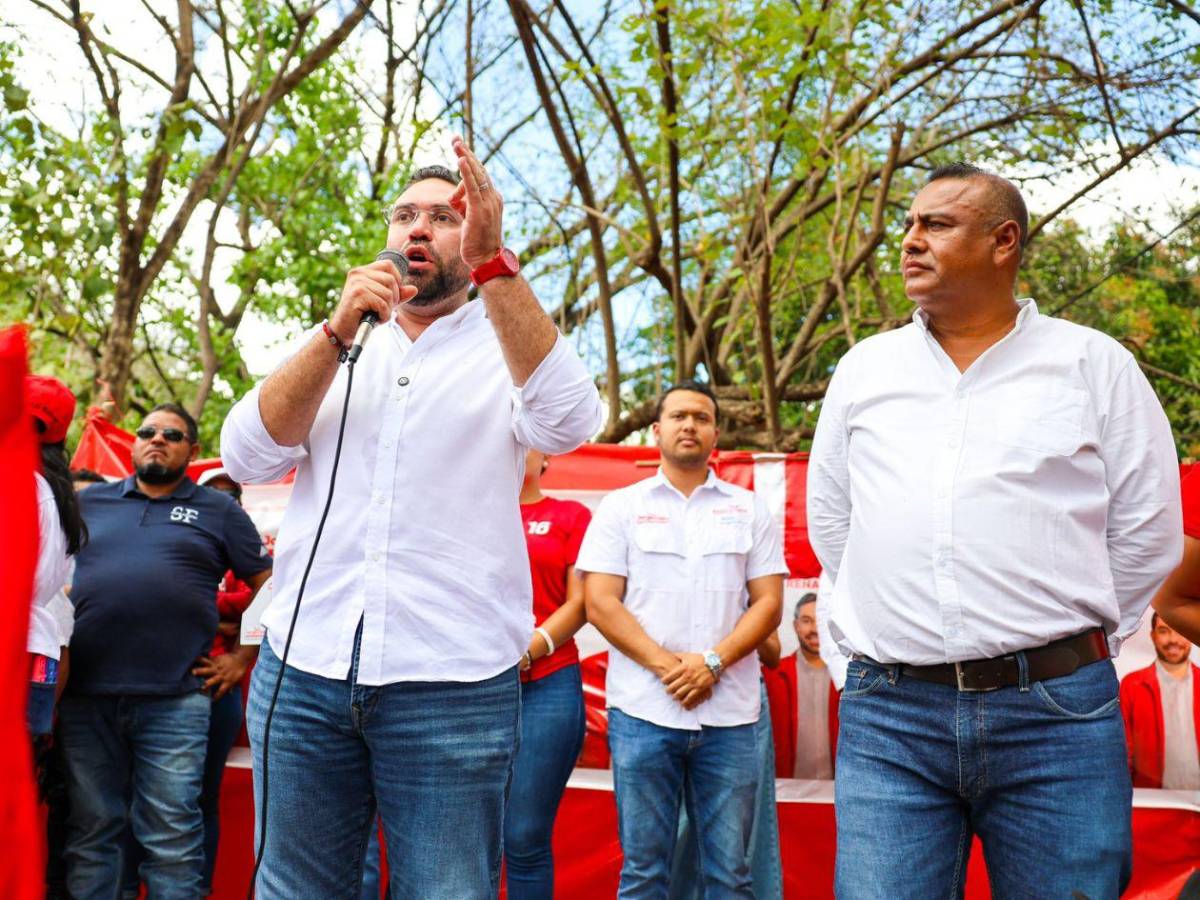 Casa por casa, Jorge Cálix saluda a “quienes anhelan un cambio para Honduras”