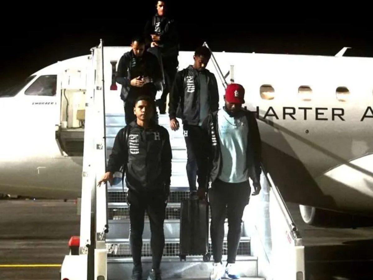 Carlos Pineda, Jorge Benguché y Choco Lozano en el momento que bajaban del avión.