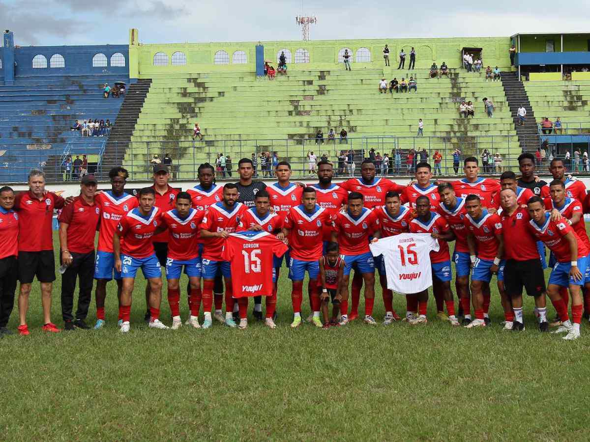 Plantilla de jugadores y cuerpo técnico del Olimpia le rindieron homenaje a Demetri Gordon.