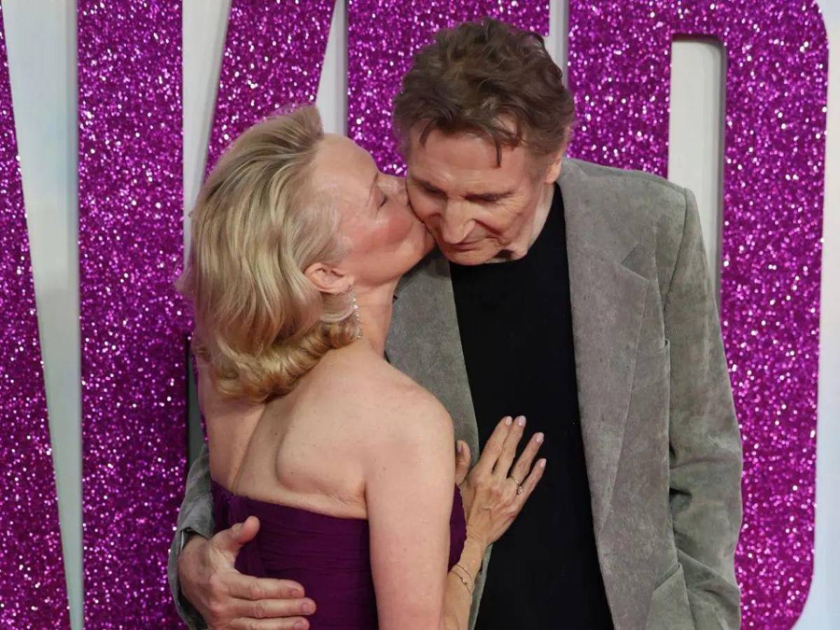 Pamela Anderson revela detalles sobre su romance íntimo y fugaz con Liam Neeson