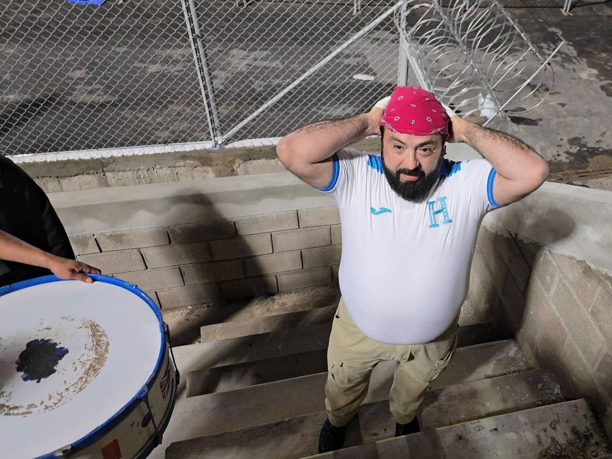 Honduras festeja vs Antigua y Barbuda, show de diputado, lindas chicas y jugador abucheado