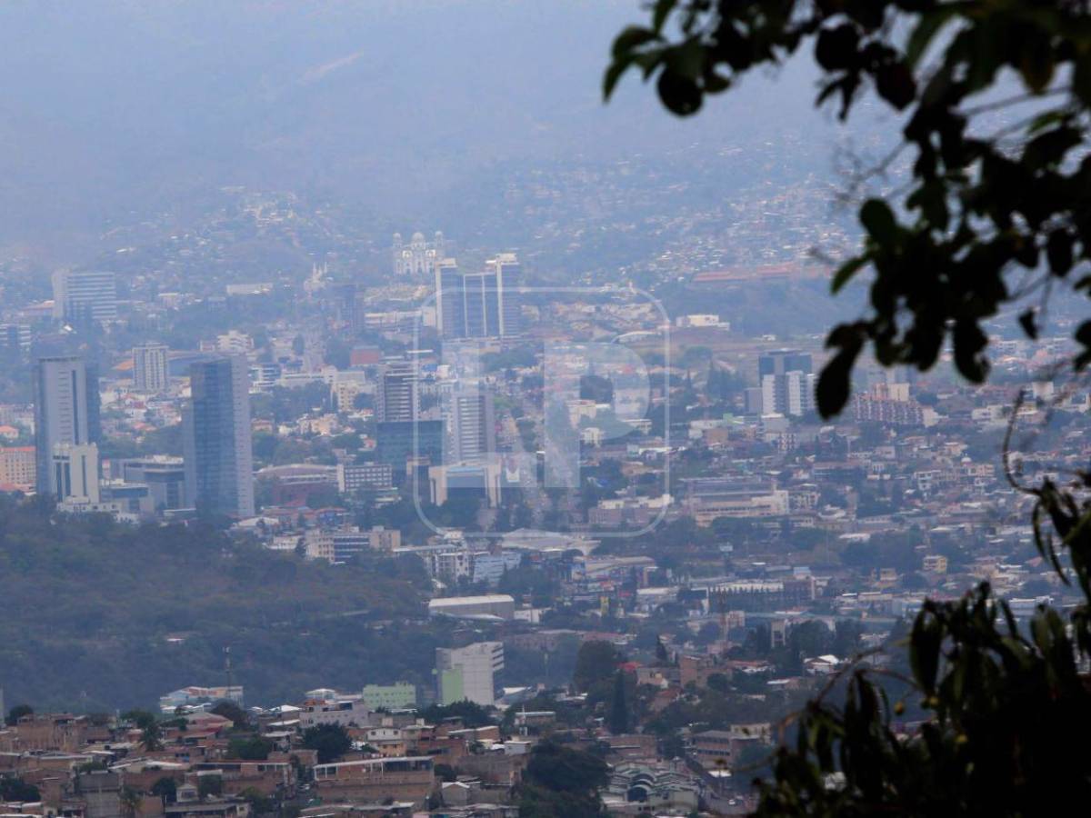 Tegucigalpa se ahoga en humo: incendios rodean la capital