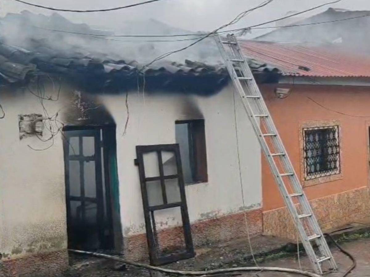 Voraz incendio consume tres viviendas en el centro de Santa Rosa de Copán