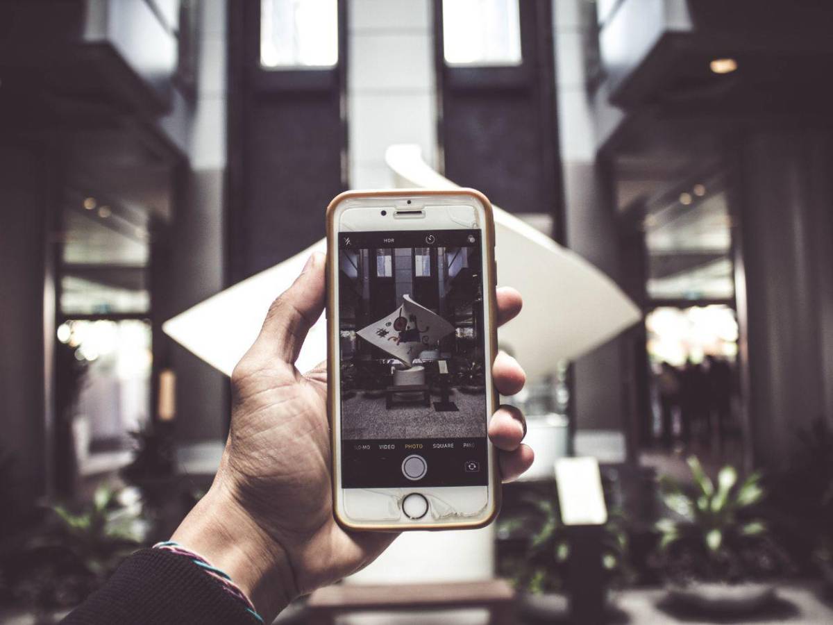 Francia prohíbe uso de redes sociales a menores de 15 años