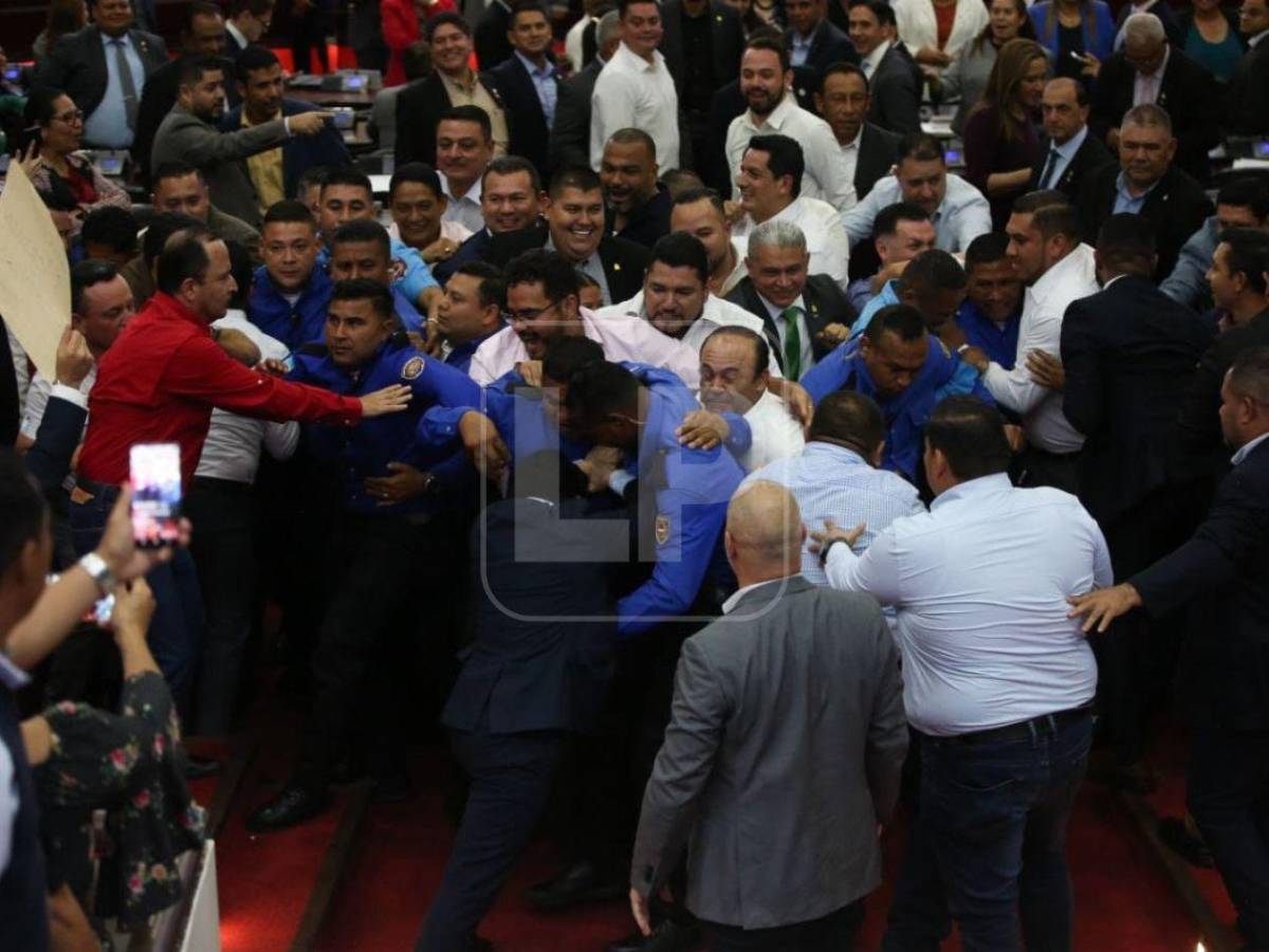 Tensión: Diputados se fueron a los empujones por destitución de Johel Zelaya