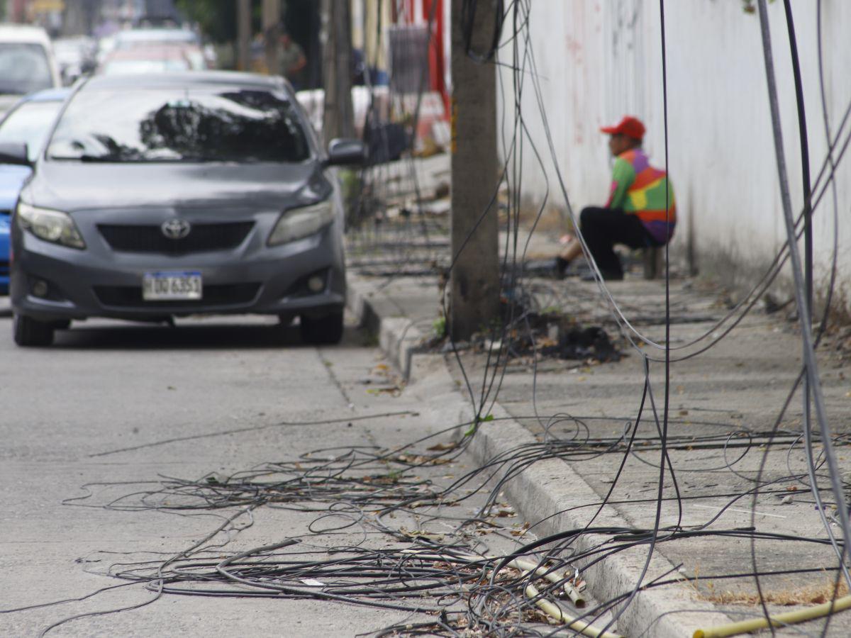 ¡Peligro!, cables caídos ponen en riesgo a los peatones en SPS