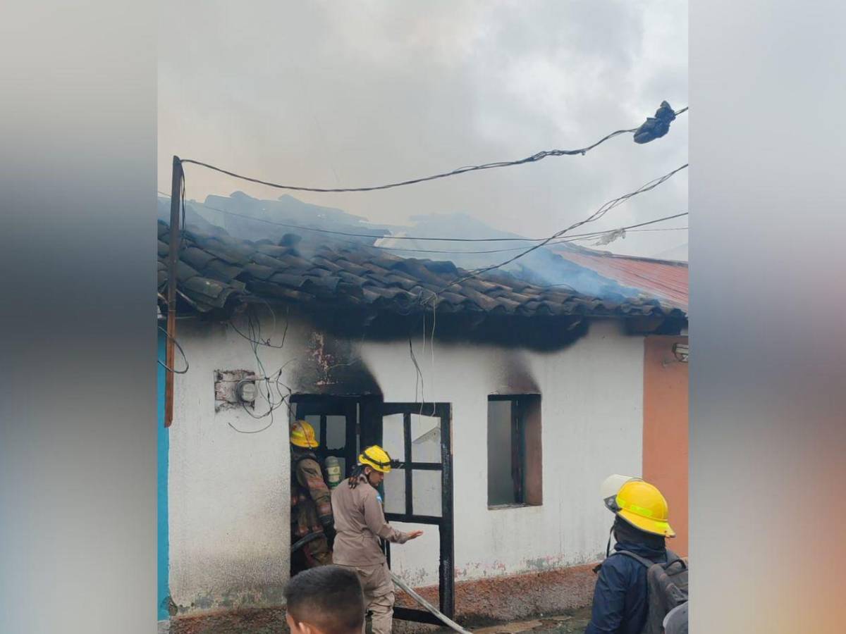 Voraz incendio consume tres viviendas en el centro de Santa Rosa de Copán