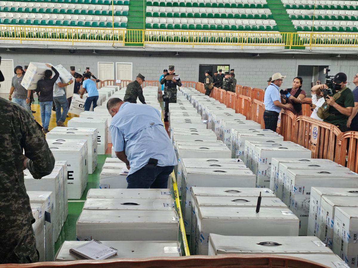 Llegan a SPS más de 3,000 maletas electorales de Cortés
